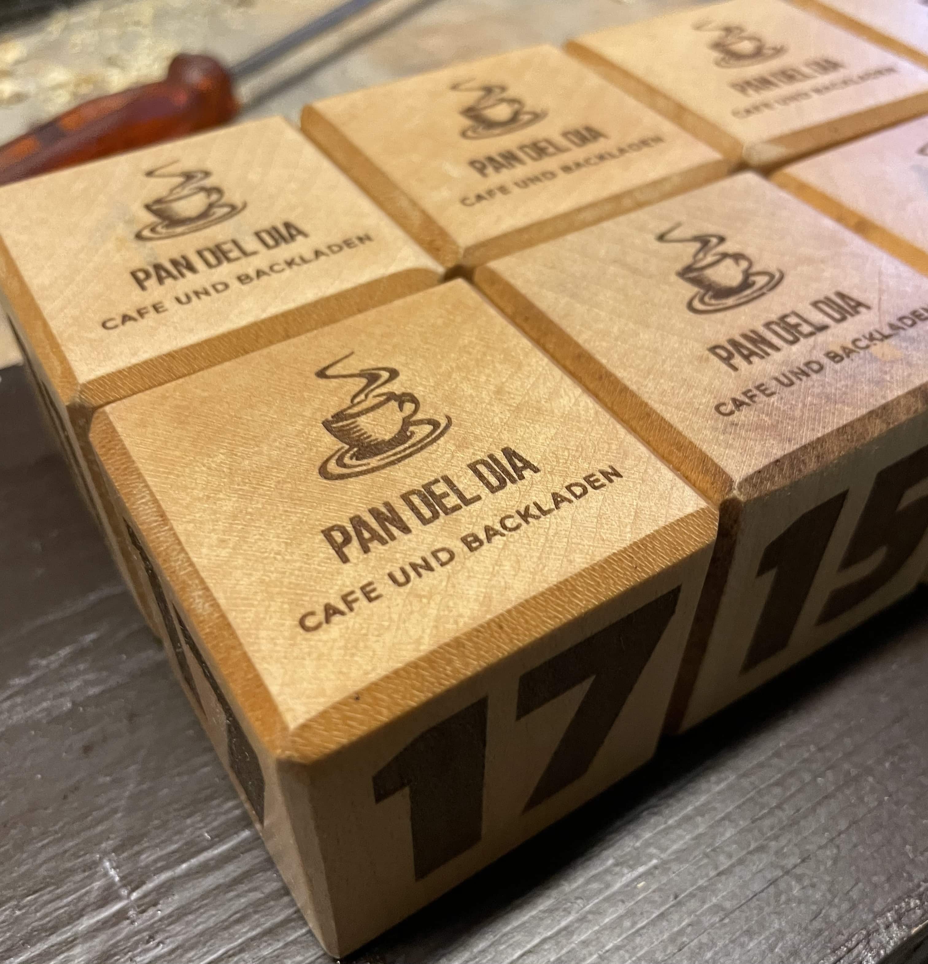 Tischnummern aus Holz mit Lasergravur 1-17